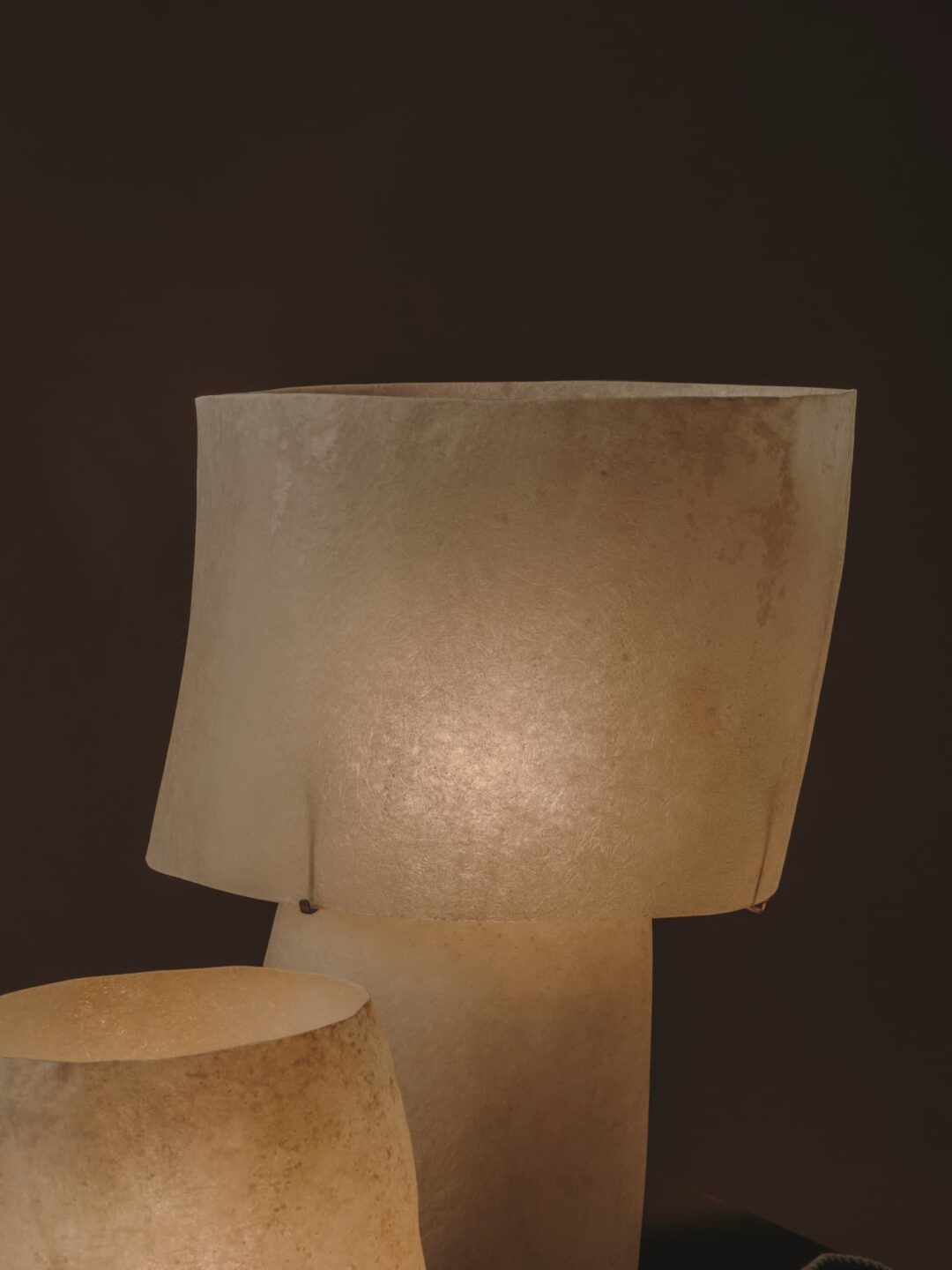 Kilzi lighting | Mush Tall fiberglass table lamp, a elegant designer lamp with soft organic shapes resembling a growing mushroom. Perfect for home decor.