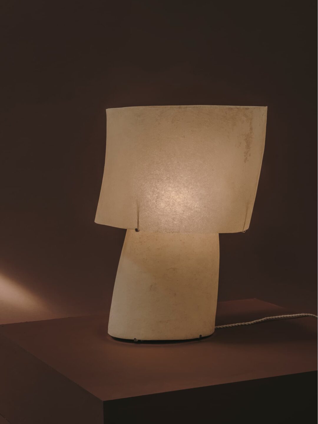 Kilzi lighting | Mush Tall fiberglass table lamp, a elegant designer lamp with soft organic shapes resembling a growing mushroom. Perfect for home decor.