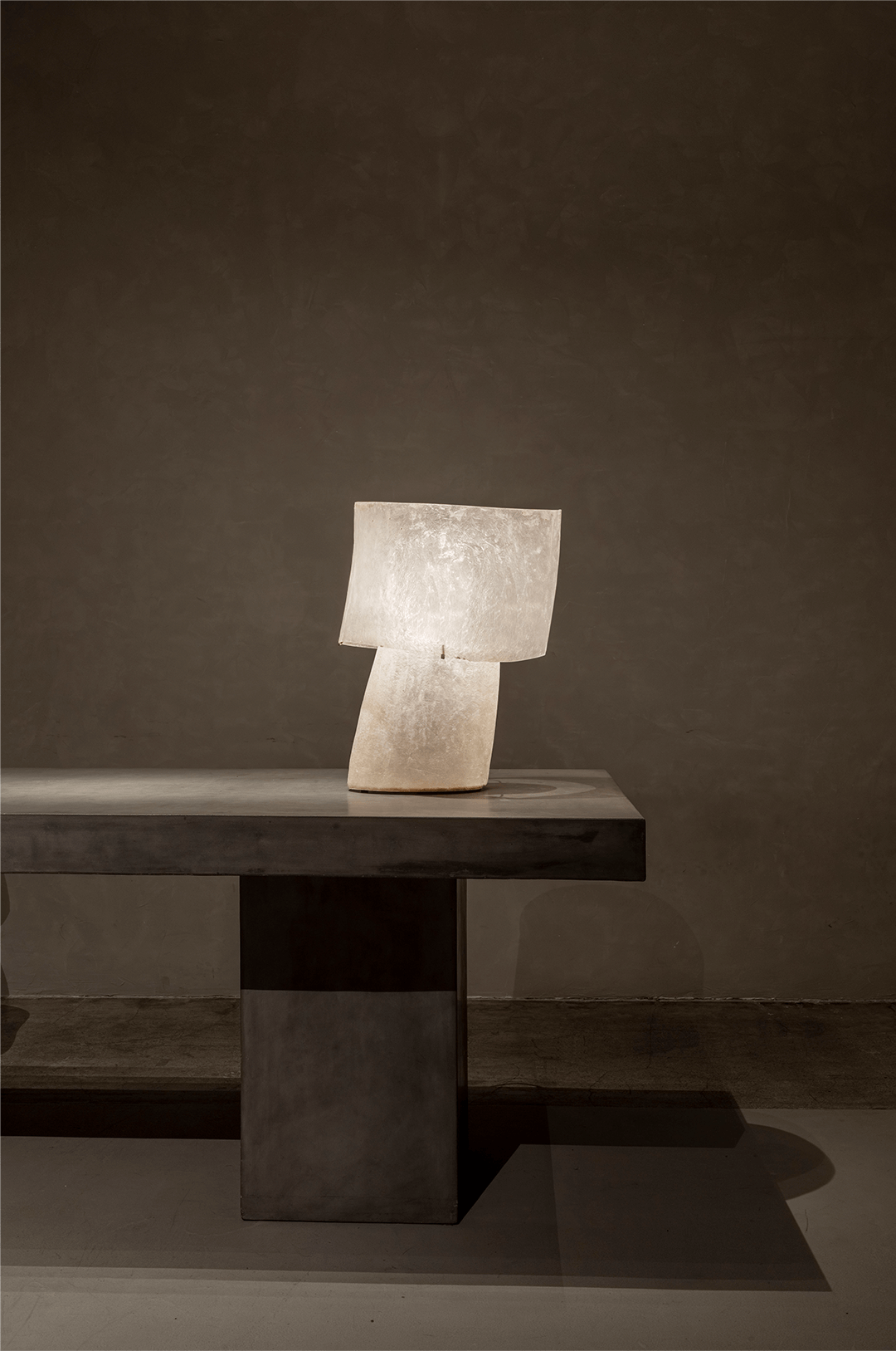 Kilzi lighting | Mush Tall fiberglass table lamp, a elegant designer lamp with soft organic shapes resembling a growing mushroom. Perfect for home decor.