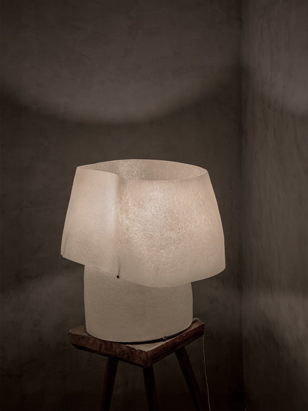 Kilzi lighting | Mush Chub fiberglass table lamp, a elegant designer lamp with soft organic shapes resembling a growing mushroom. Perfect for home decor.