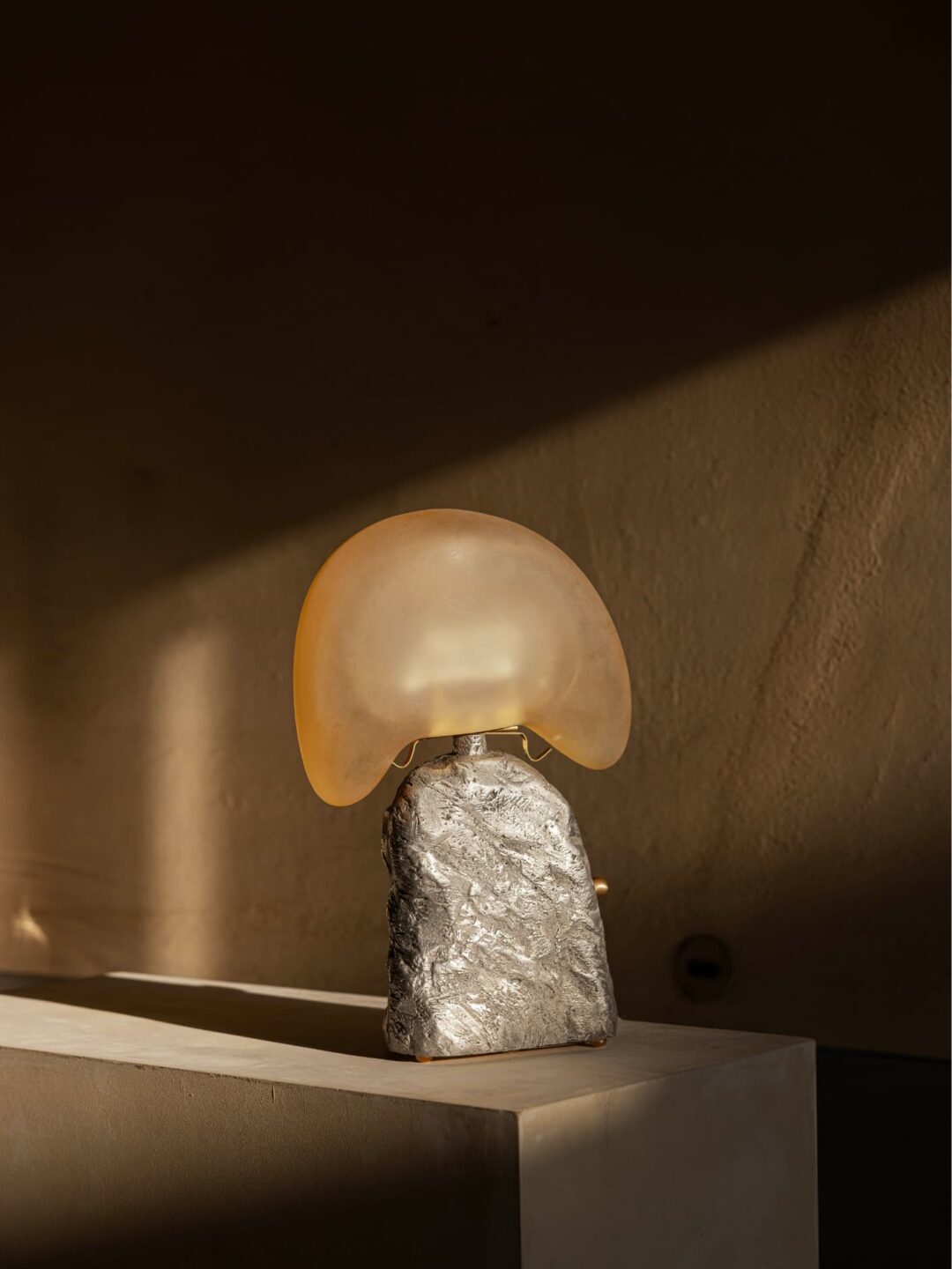 Kilzi-lighting_Designer-Lamp_Collectible-design_Spanish-designer_Design-Miami_Cashew-Lamps_Organic-design_Brutalist-design_Contemporary-lighting_Nature-inspired-design_Design-table-Lamp_artistic-Lamp_The-Cashew-Lamp_2