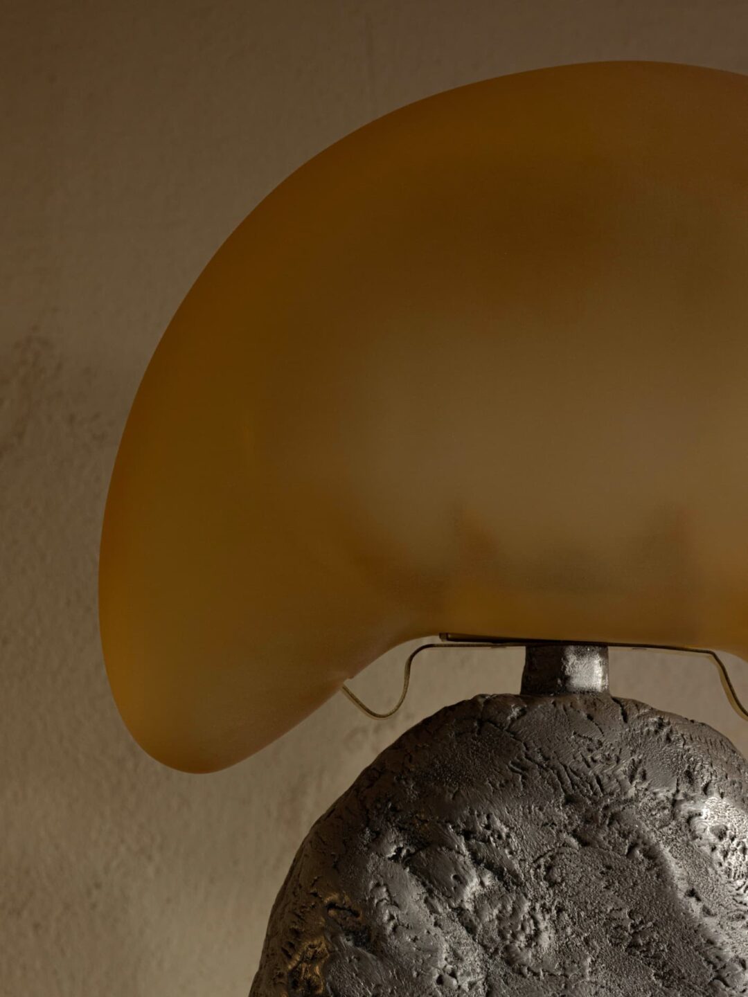 Kilzi-lighting_Designer-Lamp_Collectible-design_Spanish-designer_Design-Miami_Cashew-Lamps_Organic-design_Brutalist-design_Contemporary-lighting_Nature-inspired-design_Design-table-Lamp_artistic-Lamp_The-Cashew-Lamp_2