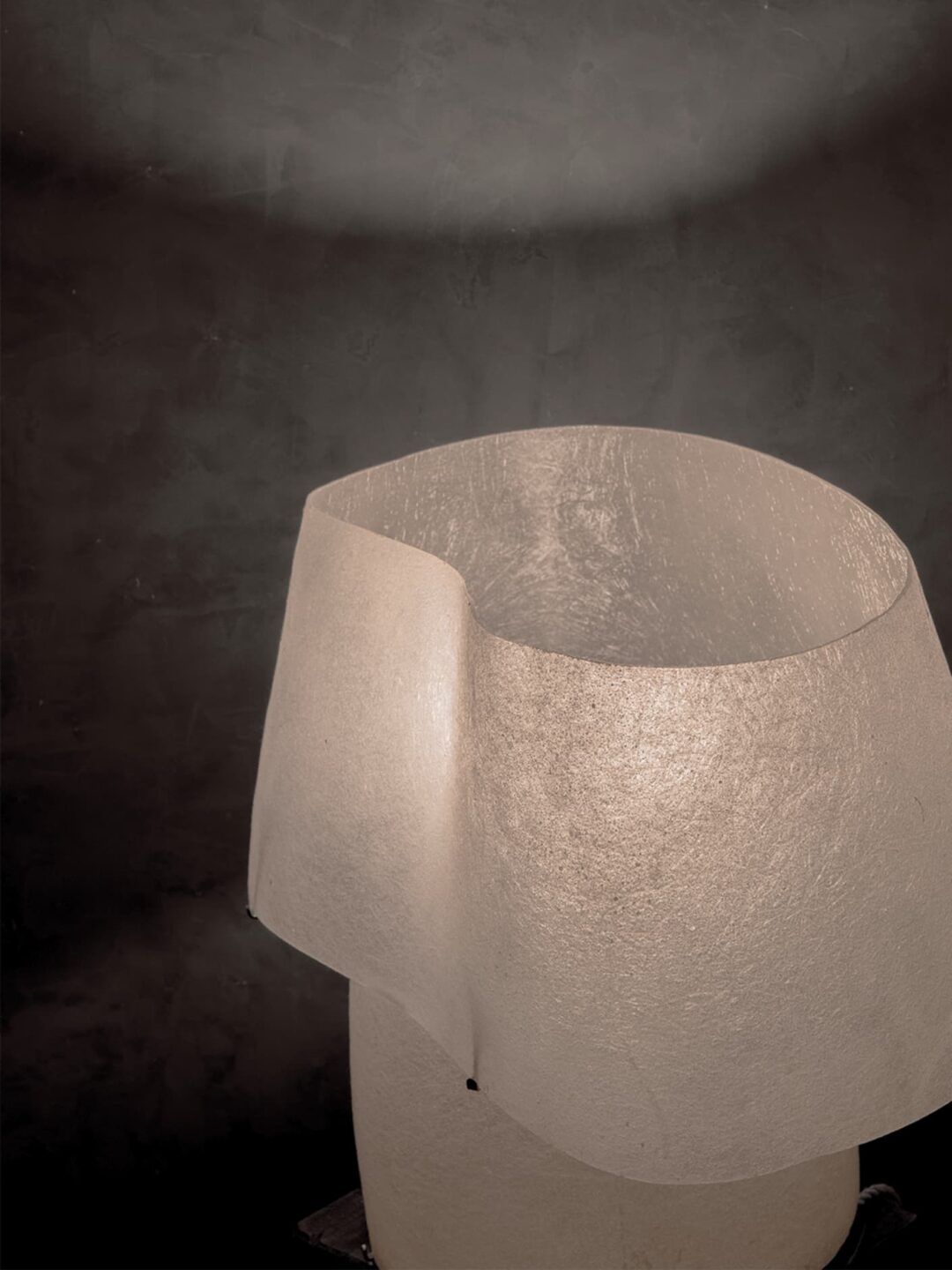 Kilzi lighting | Mush Chub fiberglass table lamp, a elegant designer lamp with soft organic shapes resembling a growing mushroom. Perfect for home decor.