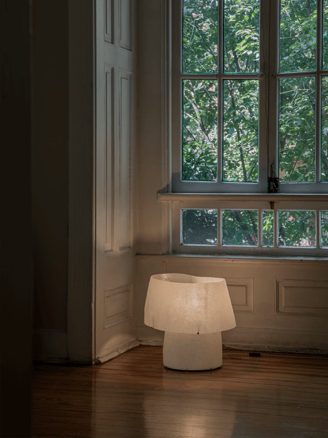 Kilzi lighting | Mush Chub fiberglass table lamp, a elegant designer lamp with soft organic shapes resembling a growing mushroom. Perfect for home decor.