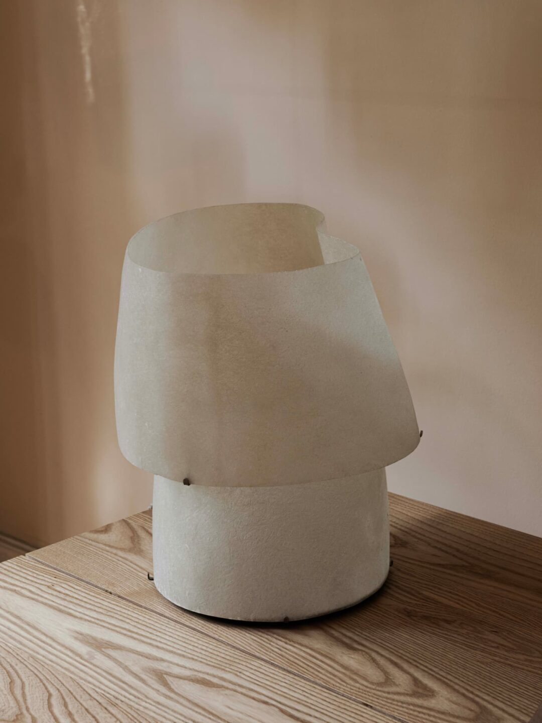 Kilzi lighting | Mush Chub fiberglass table lamp, a elegant designer lamp with soft organic shapes resembling a growing mushroom. Perfect for home decor.