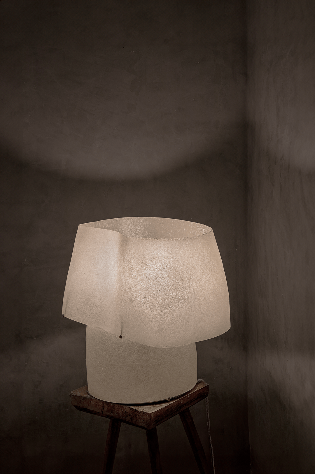 Kilzi lighting | Mush Chub fiberglass table lamp, a elegant designer lamp with soft organic shapes resembling a growing mushroom. Perfect for home decor.