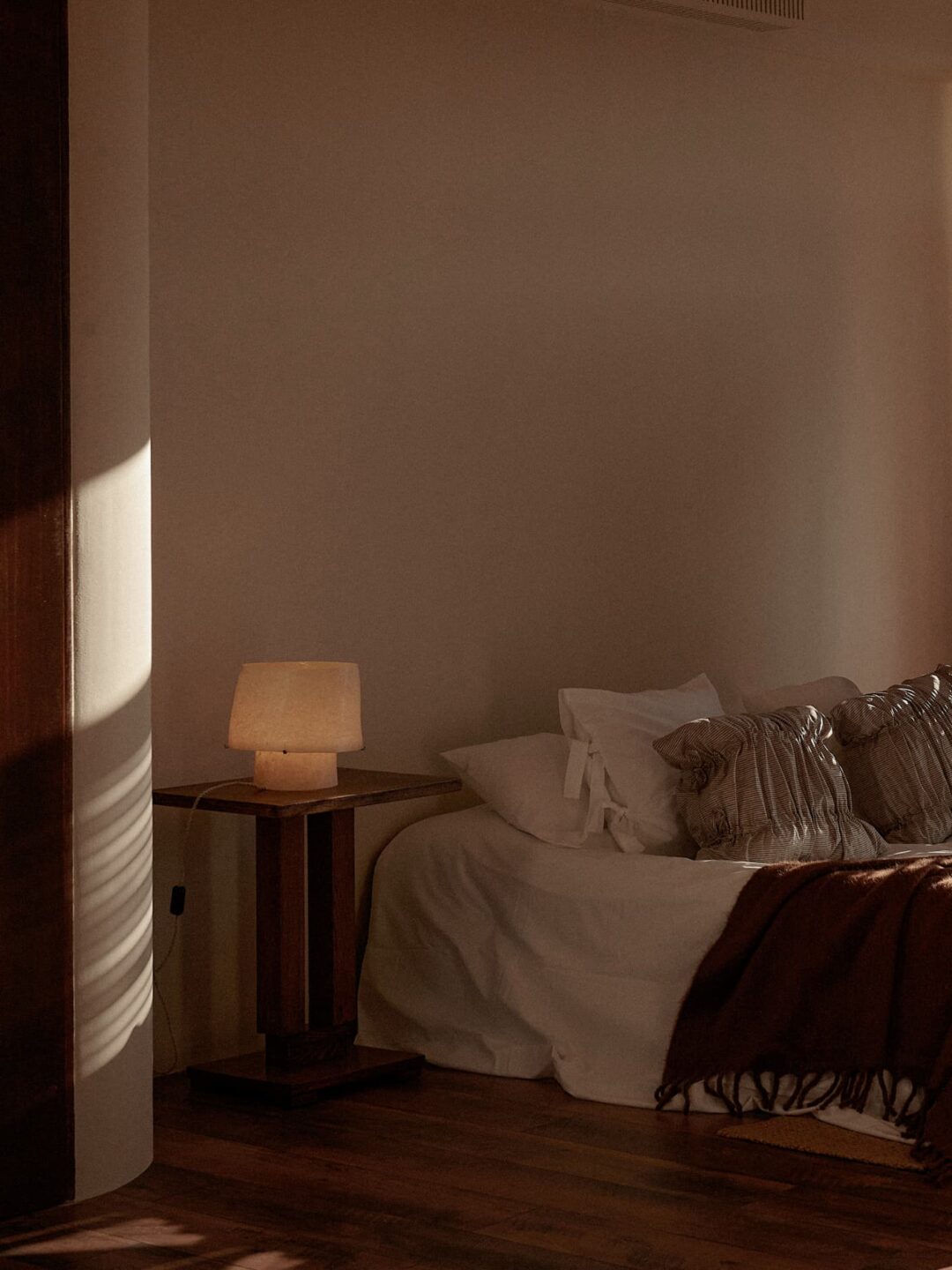 Kilzi-lighting_Designer-Lamp_Collectible-design_Spanish-designer_Design-Miami_Mush-Lamps_Organic-design_Brutalist-design_Contemporary-lighting_Nature-inspired-design_Design-table-Lamp_Fibreglass-Lamp_ThE-Mush-Lamp-Tiny_10