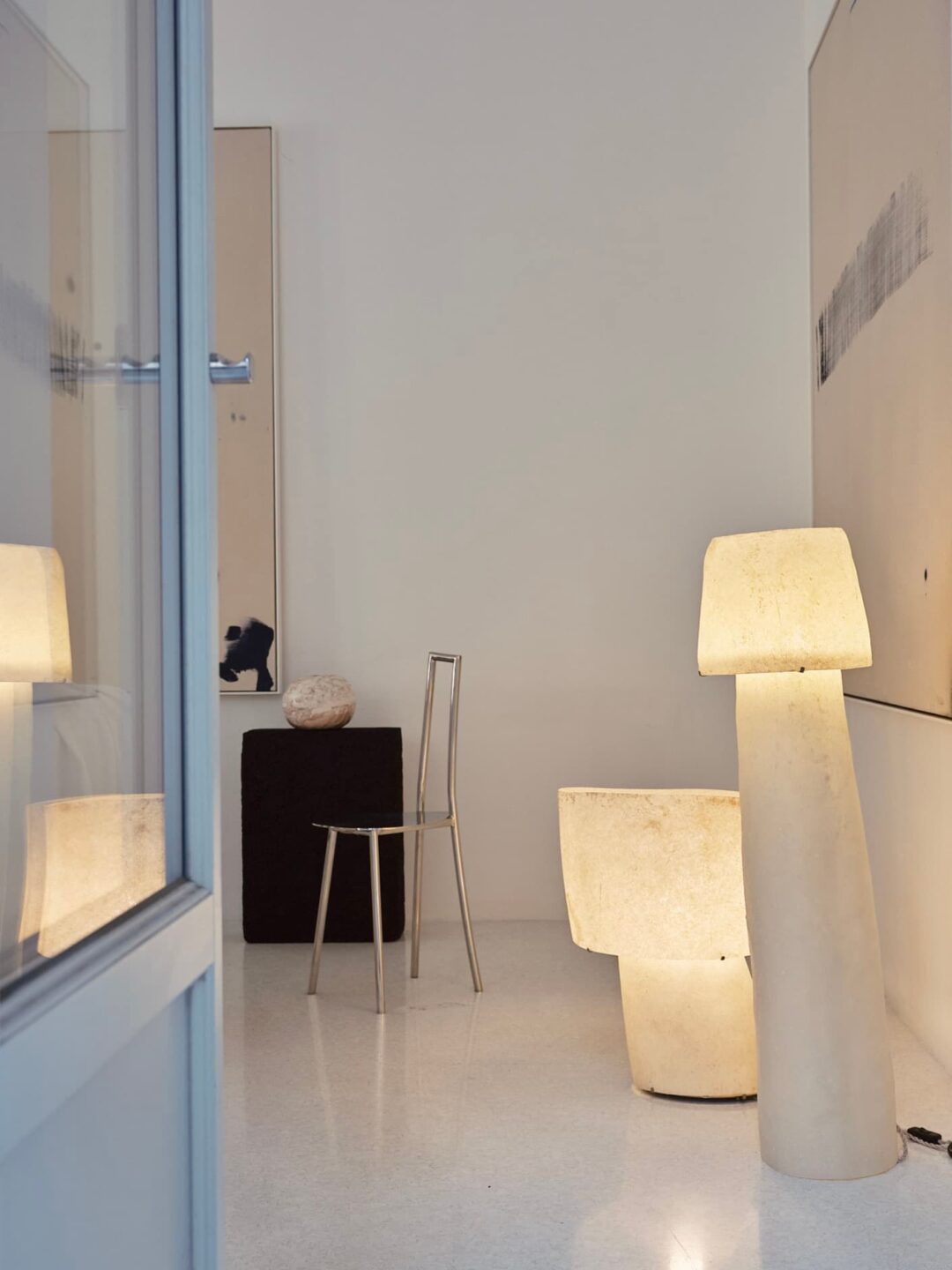 Kilzi-lighting_Designer-Lamp_Collectible-design_Spanish-designer_Design-Miami_Mush-Lamps_Organic-design_Brutalist-design_Contemporary-lighting_Nature-inspired-design_Design-floor-Lamp_Fibreglass-Lamp_The-Mush-Lamp-Tower_The-Mush-Lamp-Tall_The-Tumble-Chair-arm-rest.