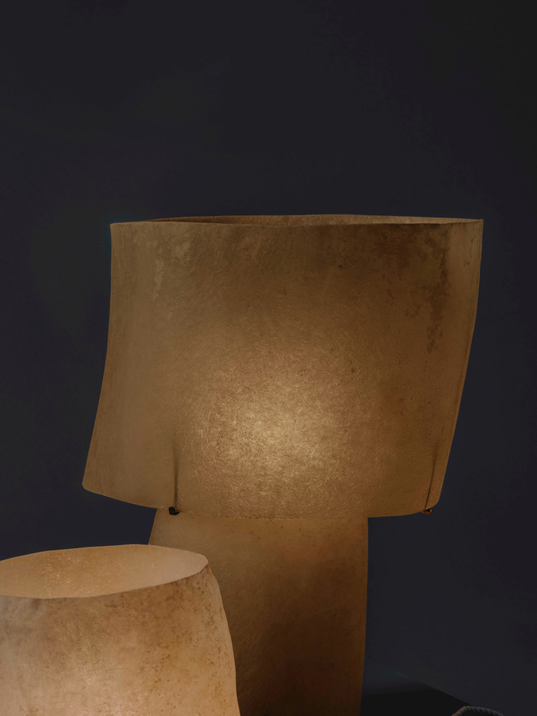 Kilzi_Designer-Lamp_Collectible-design_Spanish-designer_Design-Miami_Mush-Lamps_Organic-design_Brutalist-design_Contemporary-lighting_Nature-inspired-design_Design-Lamp_Fibreglass-Lamp_THE-MUSH-LAMP-TALL_3_4