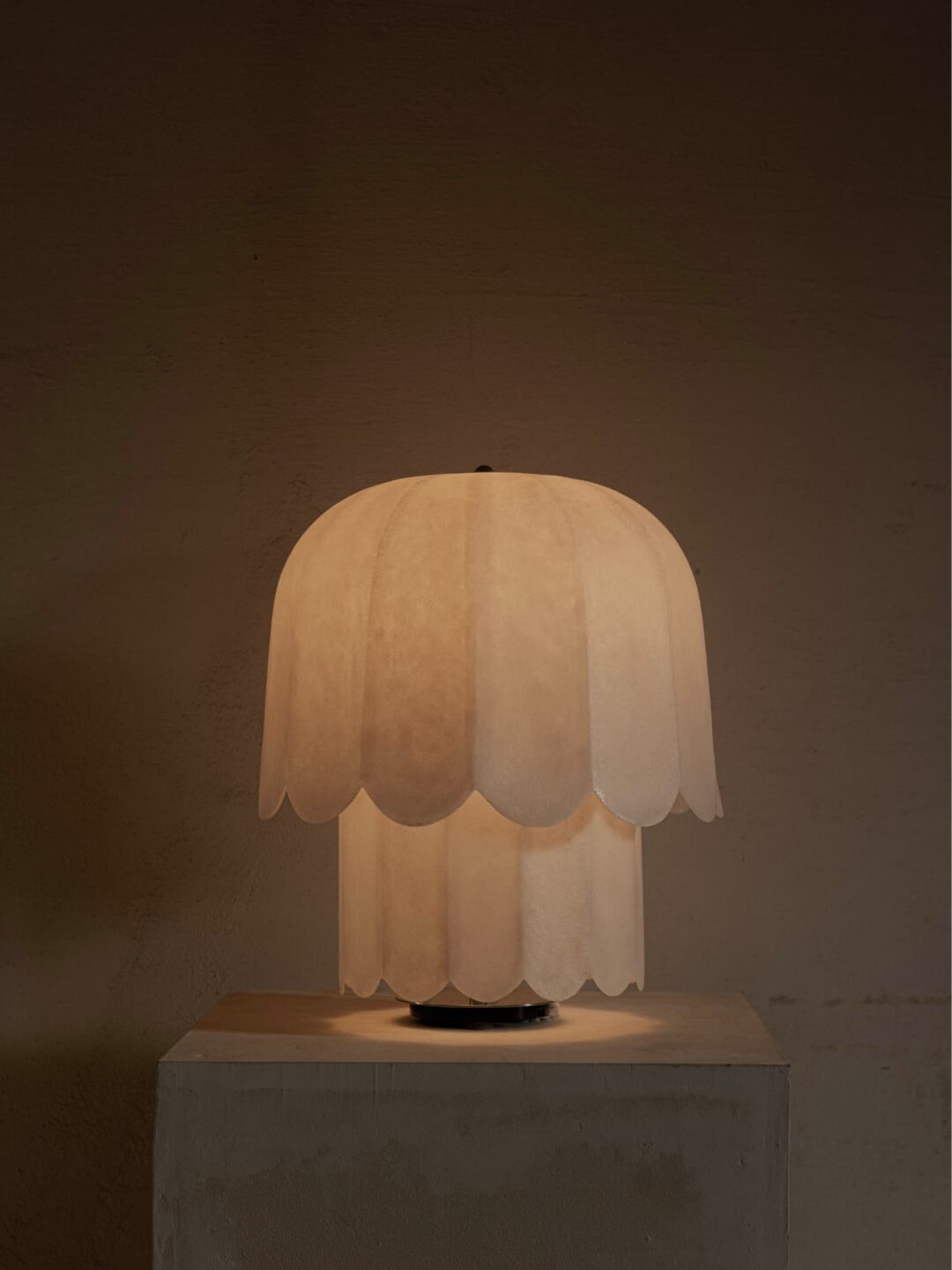 Kilzi-lighting_Designer-Lamp_Collectible-design_Spanish-designer_Design-Miami_Feather-Lamps_Organic-design_Brutalist-design_Contemporary-lighting_Nature-inspired-design_Design-table-Lamp_Fibreglas-Japanese-Paper-Lamp_The-Feather-Table-Lamp-1