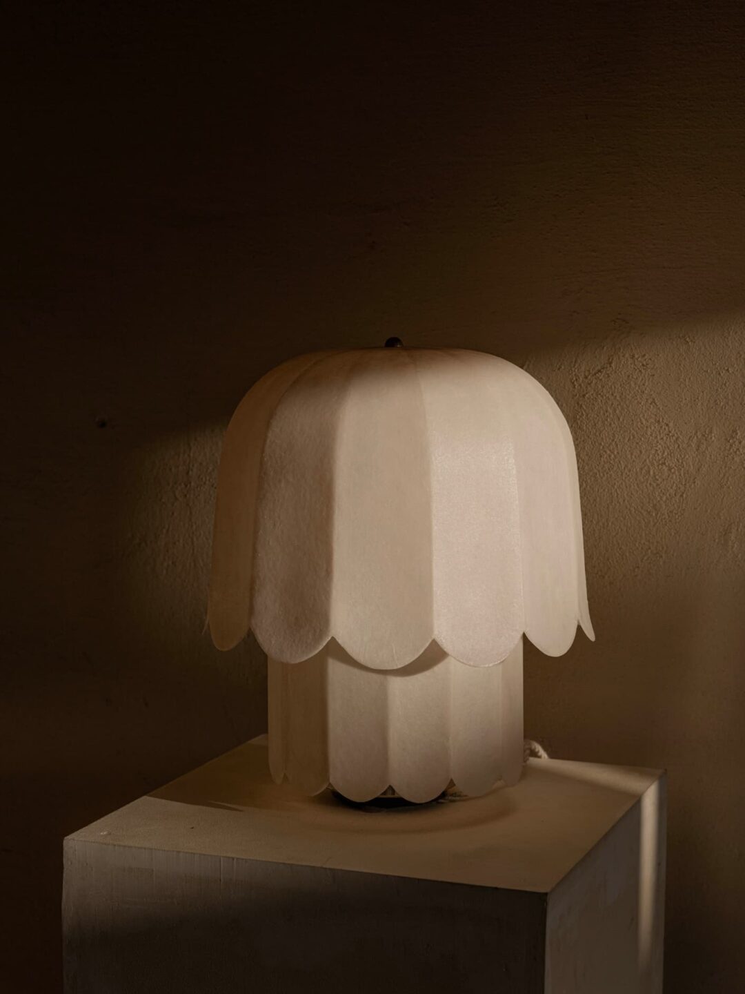 Kilzi-lighting_Designer-Lamp_Collectible-design_Spanish-designer_Design-Miami_Feather-Lamps_Organic-design_Brutalist-design_Contemporary-lighting_Nature-inspired-design_Design-table-Lamp_Fibreglas-Japanese-Paper-Lamp_The-Feather-Table-Lamp-2