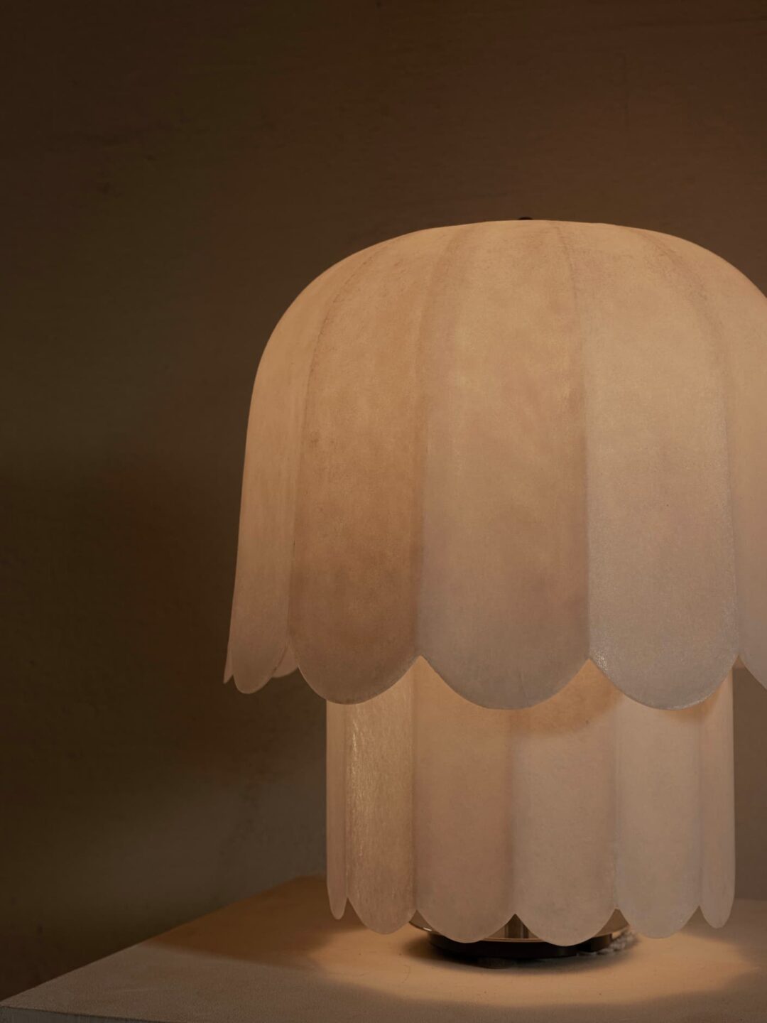 Kilzi-lighting_Designer-Lamp_Collectible-design_Spanish-designer_Design-Miami_Feather-Lamps_Organic-design_Brutalist-design_Contemporary-lighting_Nature-inspired-design_Design-table-Lamp_Fibreglas-Japanese-Paper-Lamp_The-Feather-Table-Lamp-3