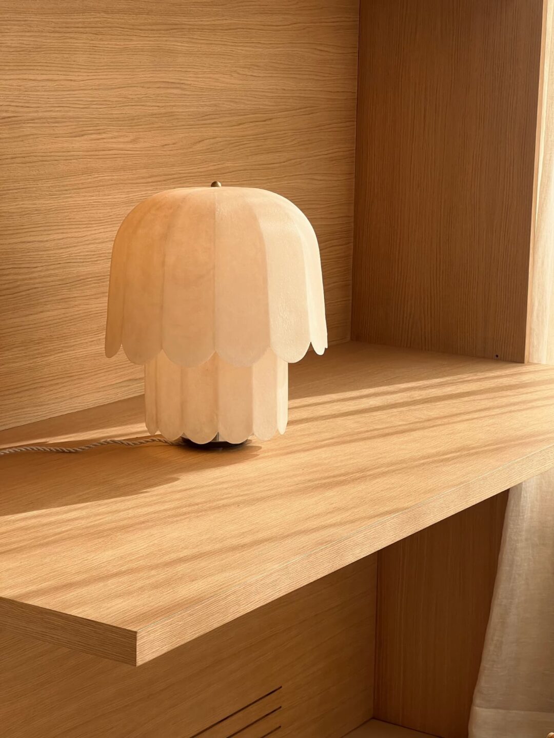Kilzi-lighting_Designer-Lamp_Collectible-design_Spanish-designer_Design-Miami_Feather-Lamps_Organic-design_Brutalist-design_Contemporary-lighting_Nature-inspired-design_Design-table-Lamp_Fibreglas-Japanese-Paper-Lamp_The-Feather-Table-Lamp-4